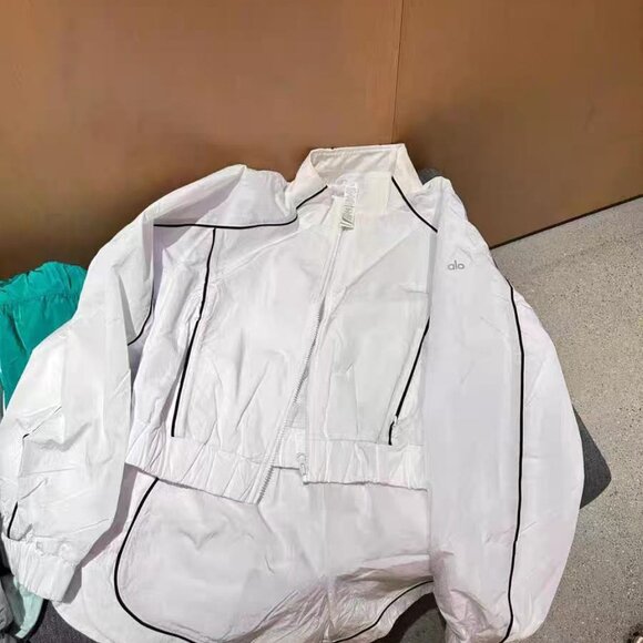 Alo yoga Women's white casual sportswear set with sun protection - Picture 6 of 10